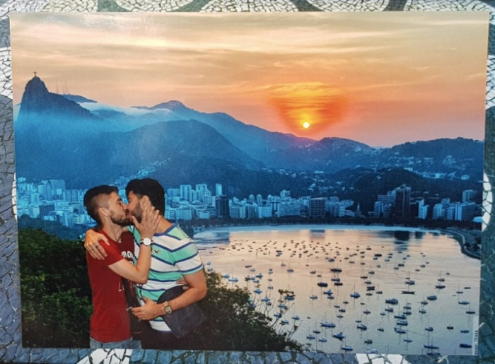 Foto de casal gay se beijando aparece em destaque em loja do Pão de Açúcar