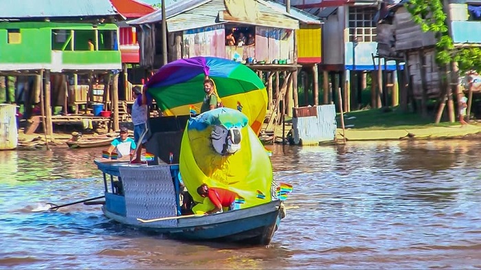 Parada LGBT de Iquitos, no Peru, é realizada sob as águas