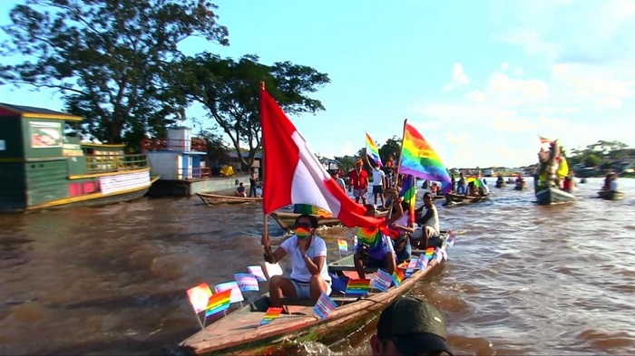 Parada LGBT de Iquitos, no Peru, é realizada sob as águas