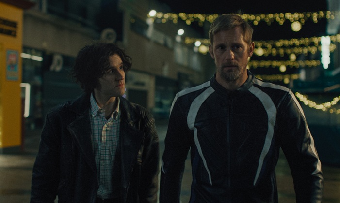 Alexander Skargard vive motocilista gay e dominador em filme Pillion