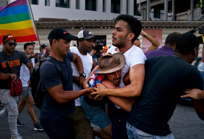 Cuba cancela parada LGBT e prende gays em Havana
