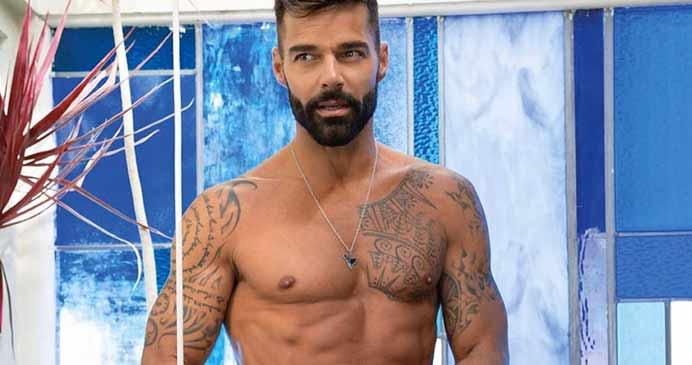 Ricky Martin toma sol pelado