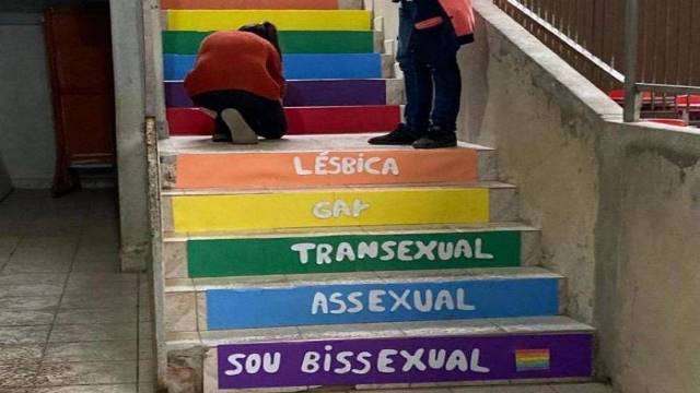 Professor gay de Rio Negrinho denuncia ataques após alunos pintarem escada arco-íris