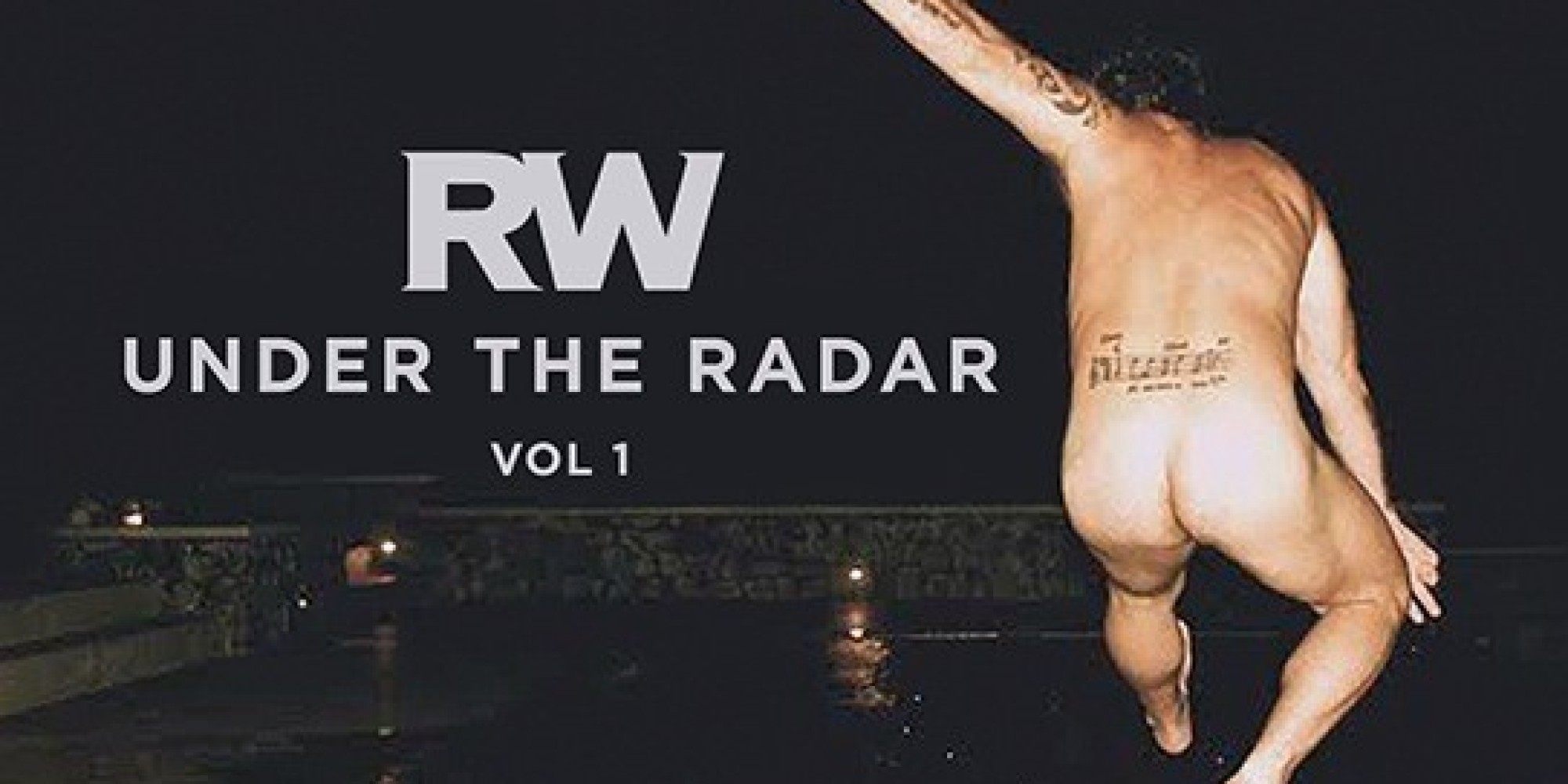 Robbie Williams mostra bundão de fora em capa de CD