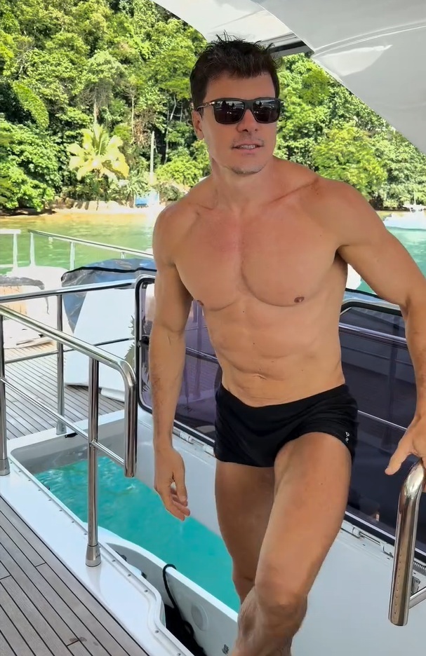 Rodrigo Faro mostra corpo sarado e musculoso aos 52 anos de sunga