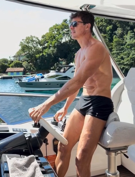 Rodrigo Faro mostra corpo sarado e musculoso aos 52 anos de sunga