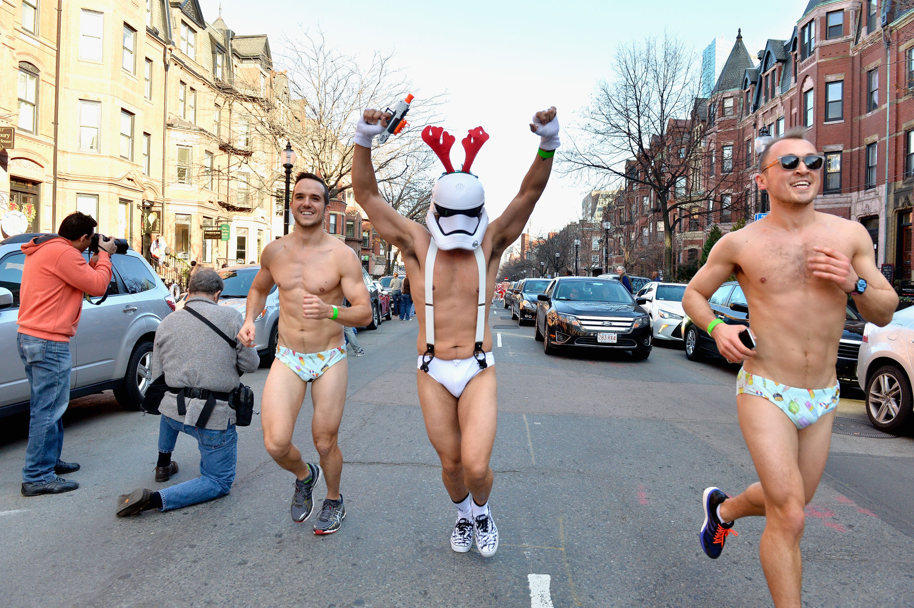Speedo Run Santa: malhados e gostosos correm pelas ruas de Boston só de sunga