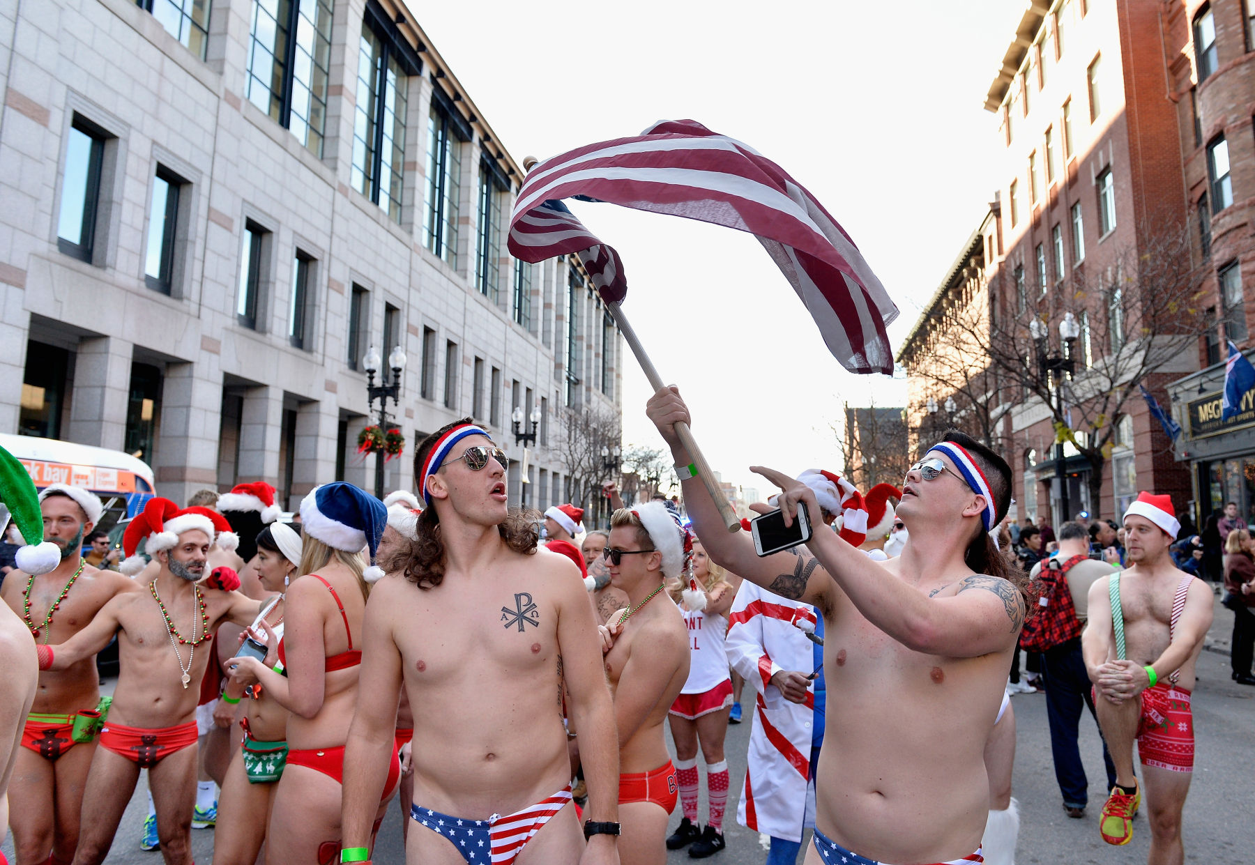 Speedo Run Santa: malhados e gostosos correm pelas ruas de Boston só de sunga
