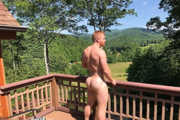 Modelo ruivo gato Seth Fornea lança calendário 2018 com bunda e tudo à mostra, totalmente pelado