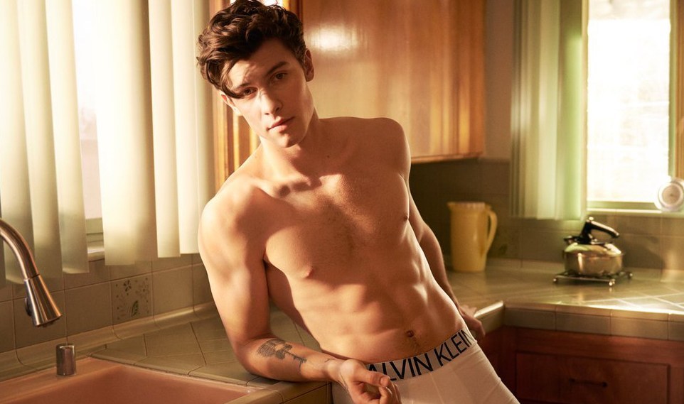 Shawn Mendes estrela campanha só de cueca, sem roupa, para a Calvin Klein