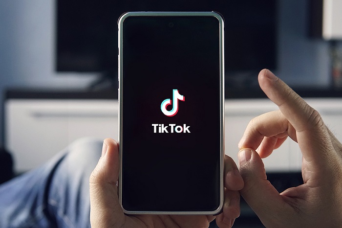 TikTok: empresa proibirá conteúdo que promova cura gay