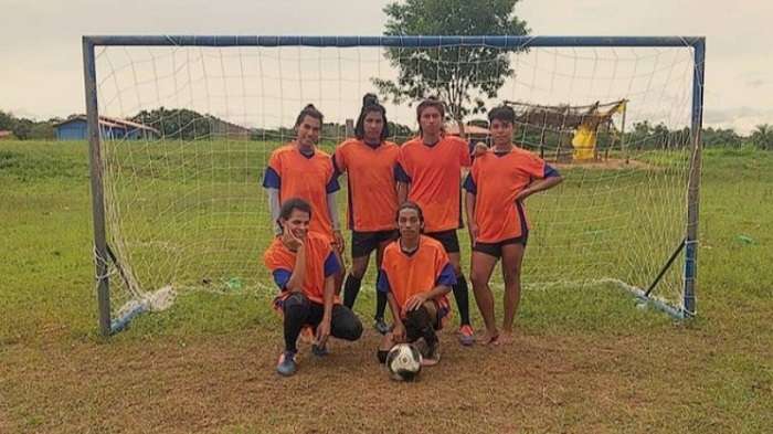 Indígenas gays e trans em time de futebol da aldeia boe no Mato Grosso