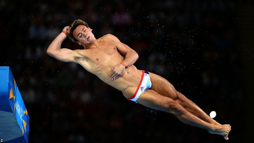 Tom Daley usa sunga minúscula no salto ornamental. Alteta gay virá para a OIimpíada do Rio