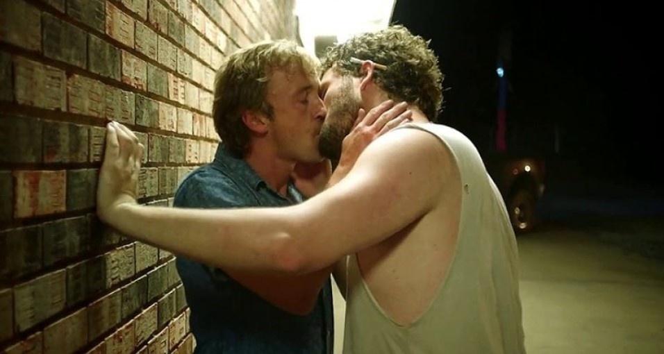Tom Felton e Austin Swift: beijo gay no trailer de Braking the Whales