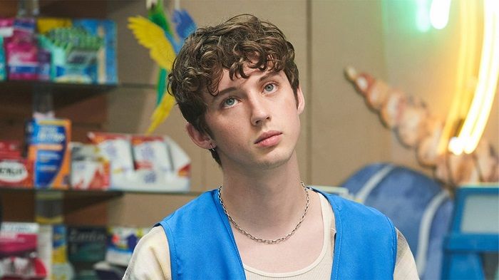 Troye Sivan vive adolescente gay à espera de resultado de teste de HIV na comédia 'Three Months'