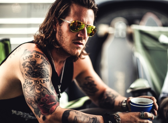 Tyler Hubbard, vocalista do Florida Georgia Line, aparece pelado com bunda de fora