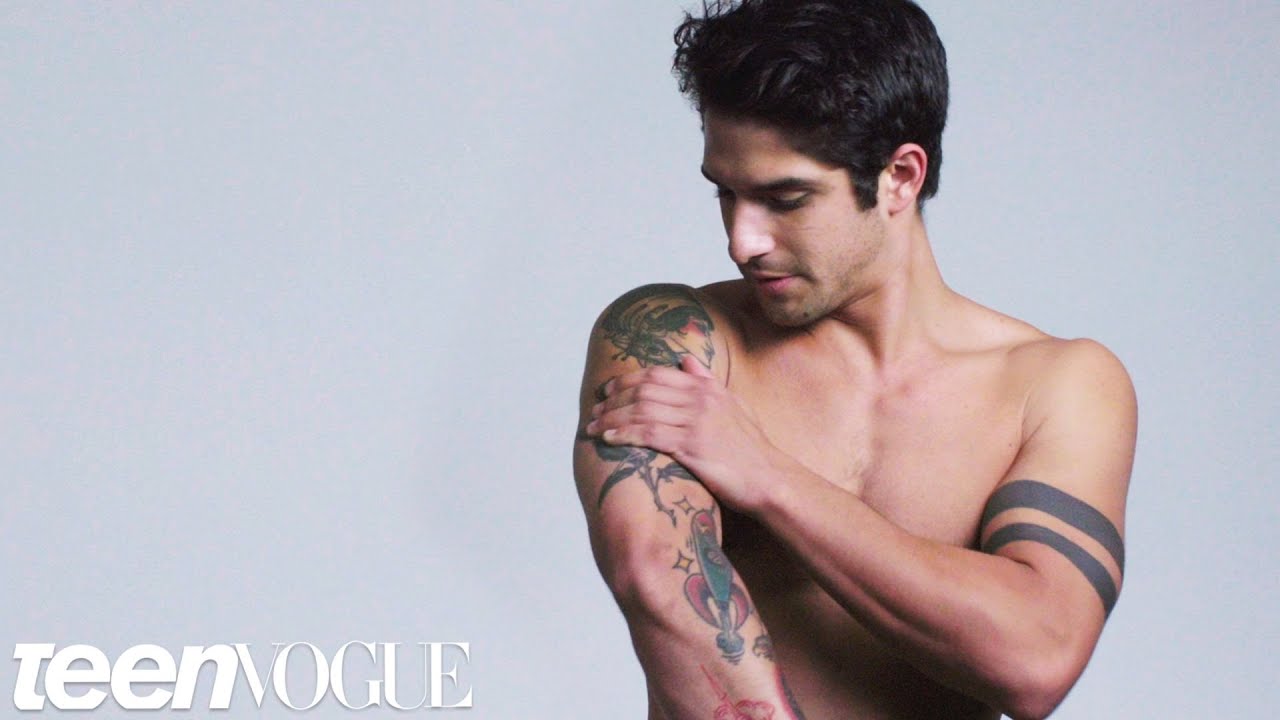 Ator sarado Tyler Posey mostra a bunda em série