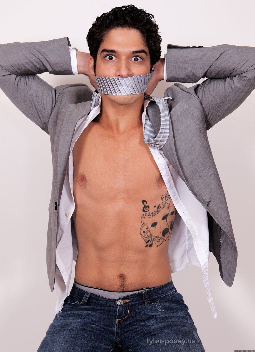 Ator sarado Tyler Posey mostra a bunda em série