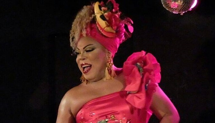 Valerie O'rarah comanda o concurso de drag queens Super Talento 2019 em Salvador