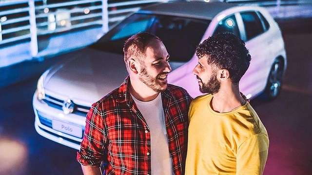 Polo da Volkswagen: marca de carro faz anúncio com casal gay e recebe enxurrada de críticas
