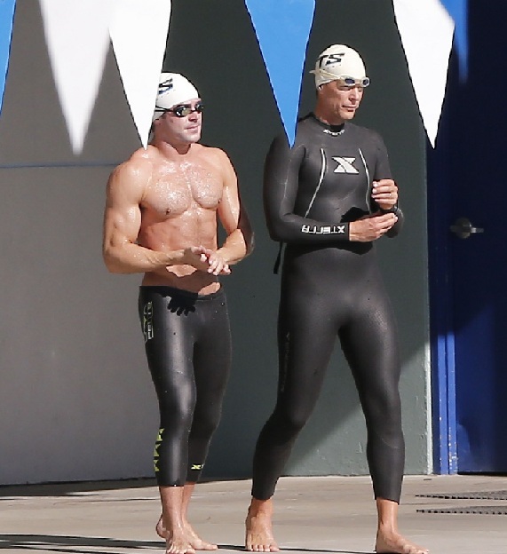Zac Efron é clicado de lycra, com peito nu, tomando aulas para o filme Baywatch