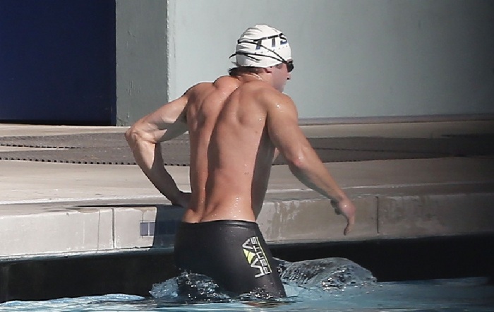 Zac Efron é clicado de lycra, com peito nu, tomando aulas para o filme Baywatch