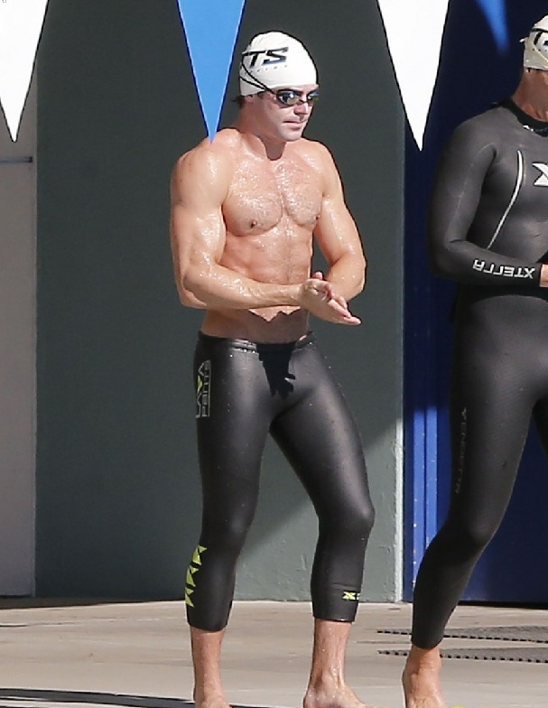 Zac Efron é clicado de lycra, com peito nu, tomando aulas para o filme Baywatch