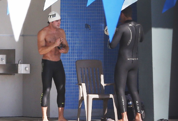 Zac Efron é clicado de lycra, com peito nu, tomando aulas para o filme Baywatch