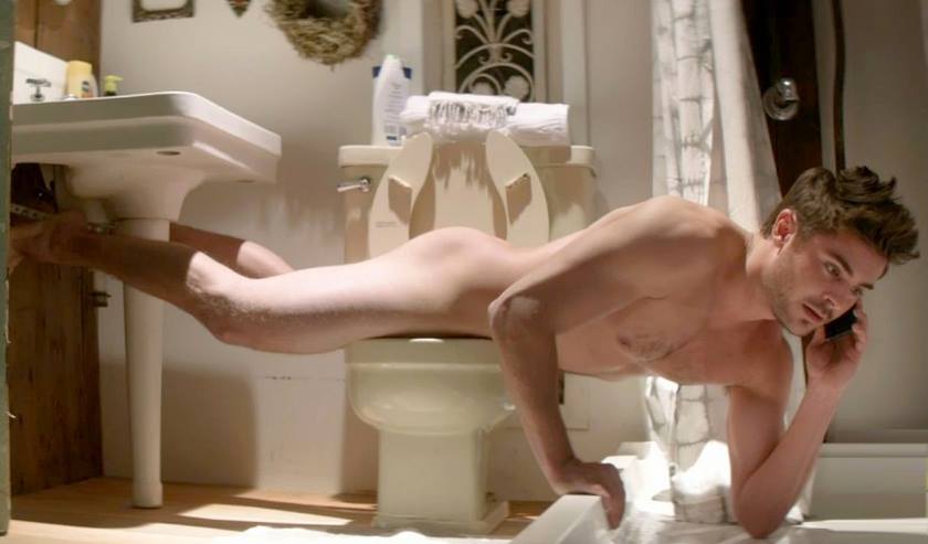 Zac Efron, nu em cena de 'Namoro ou Liberdade': pelado tentando urinar no banheiro