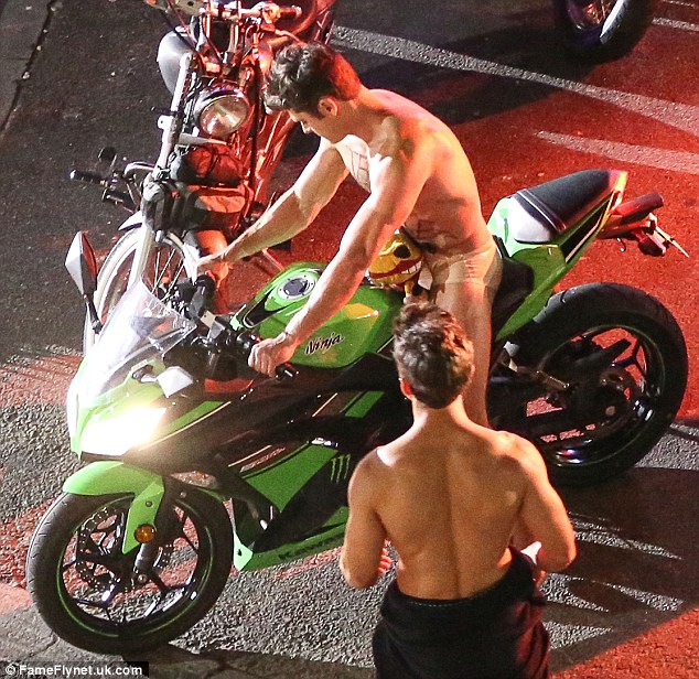 Zac Efron sem roupa nas filmagens de 'Dirty Grandpa' e seu dublê de bumbum na cena em que ele vai aparecer de bunda de fora, pelado