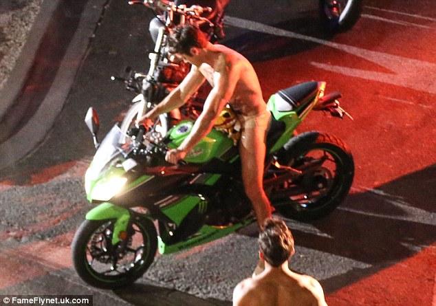 Zac Efron sem roupa nas filmagens de 'Dirty Grandpa' e seu dublê de bumbum na cena em que ele vai aparecer de bunda de fora, pelado