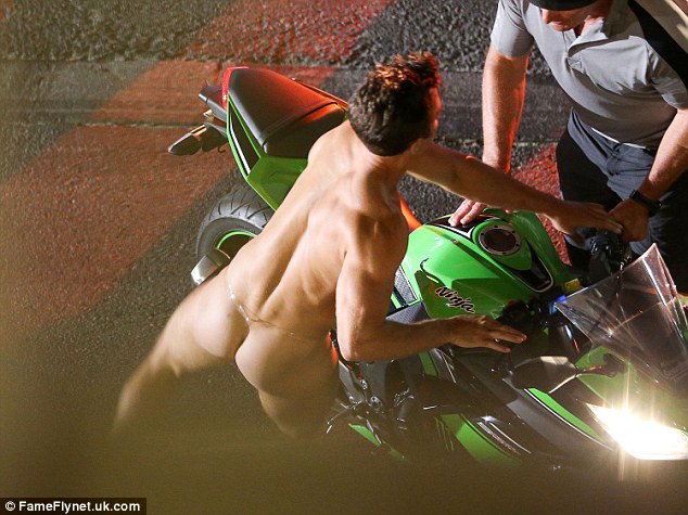 Zac Efron sem roupa nas filmagens de 'Dirty Grandpa' e seu dublê de bumbum na cena em que ele vai aparecer de bunda de fora, pelado