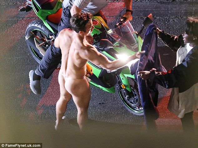 Zac Efron sem roupa nas filmagens de 'Dirty Grandpa' e seu dublê de bumbum na cena em que ele vai aparecer de bunda de fora, pelado