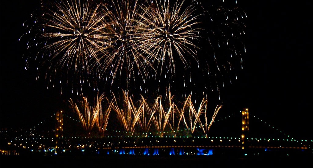 Réveillon 2015 em Floripa: veja queima de fogos em festa no barco