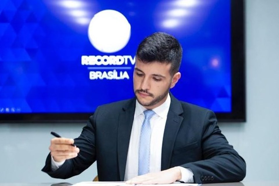 Funcionários da Record atacam Matheus Ribeiro e citam ele ser gay
