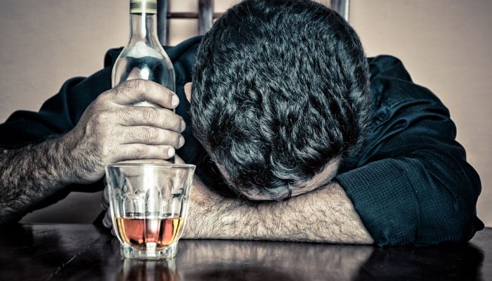LGBT passaram a consumir mais álcool na pandemia, diz pesquisa
