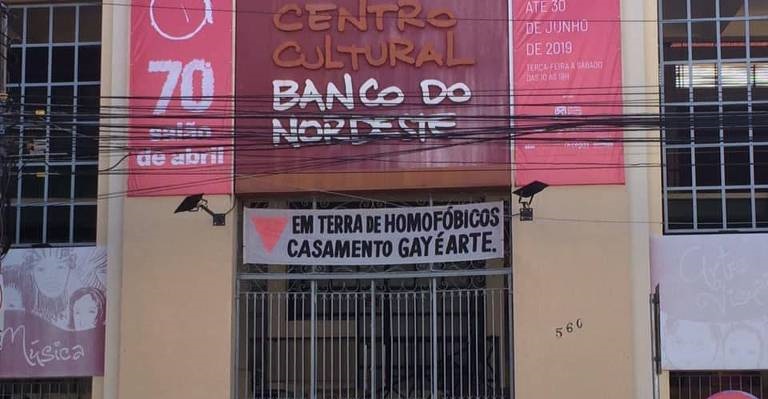 Banco do Nordeste é acusado censurar obra de arte gay
