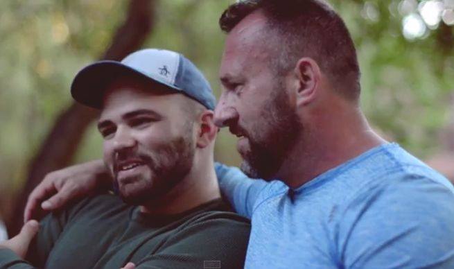 Casal gay de bears estrela videoclipe de jazz