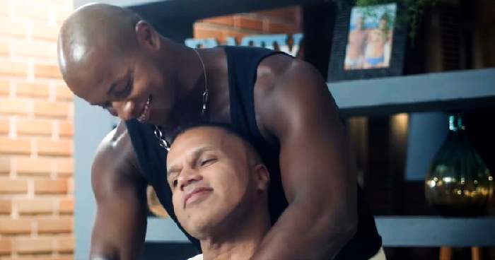 Bailarinos de Belo são casal gay no novo clipe do cantor