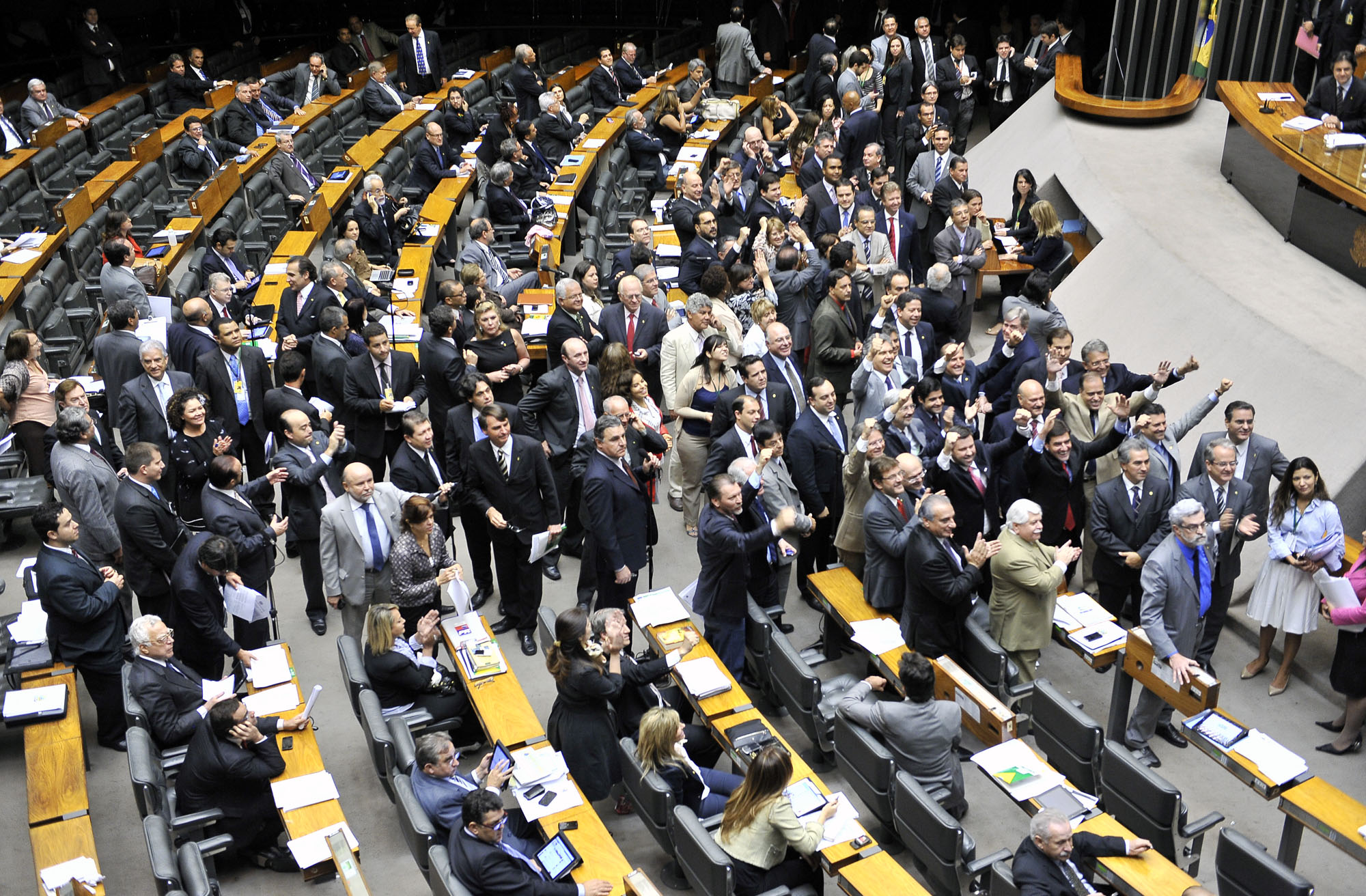 Base aliada de Dilma tem mais homofóbicos do que a de Aécio