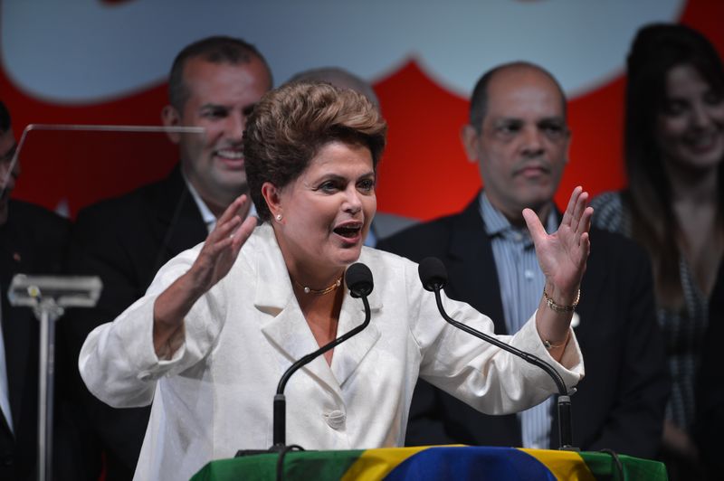 Com promessa de criminalizar homofobia, Dilma Rousseff é reeleita