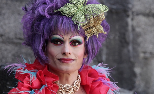 Fiéis pedem saída de padre por missa com drag queen