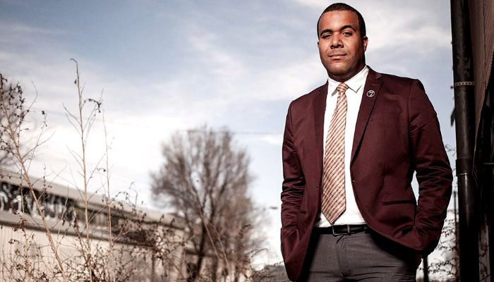 Jornalista revela que foi discriminado por ser gay e negro