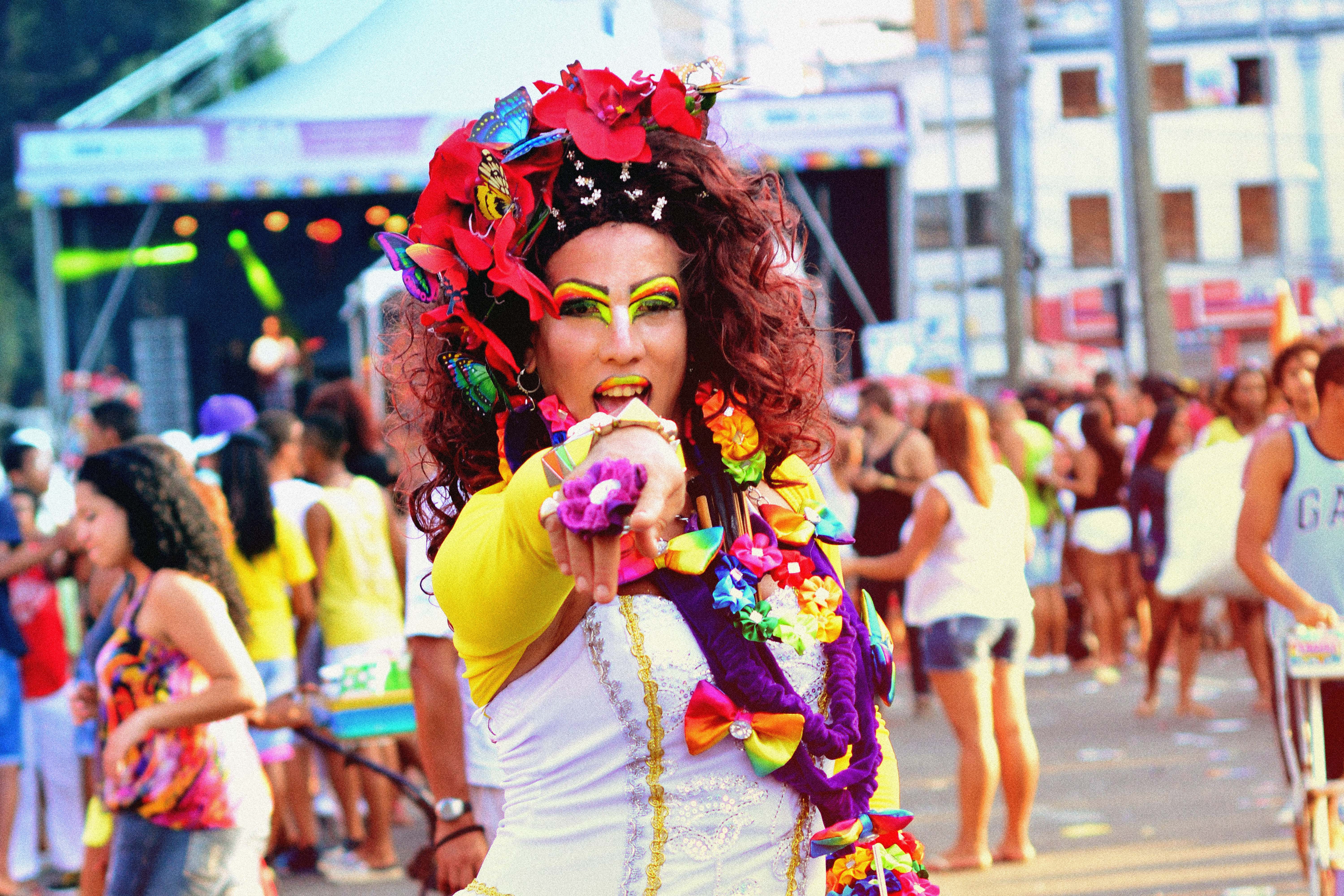 Drags e transformistas alegram a 13ª Parada Gay da Bahia