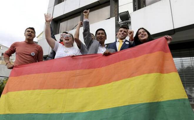Mais um! Justiça do Equador aprova casamento gay