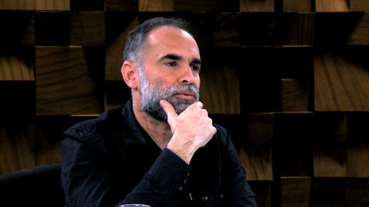 Karim Ainouz dirigirá romance gay que se passa na guerra