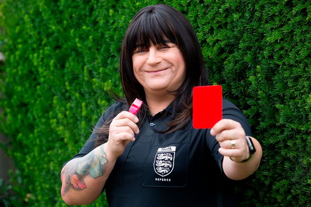 Futebol vê estreia da primeira árbitra transexual no mundo