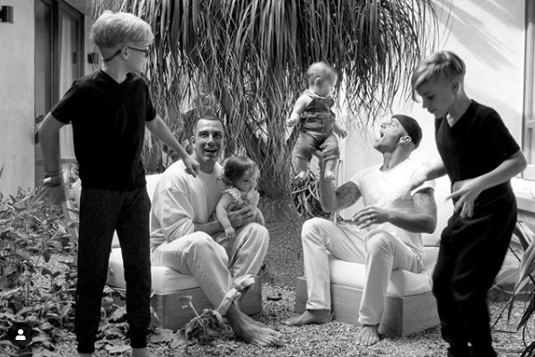 Ricky Martin posa pela 1ª vez com a família toda