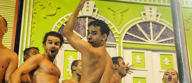 Peladões roubam atenção em desfile na Sapucaí, no Rio