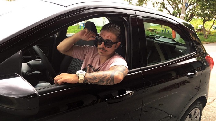 Motorista trans do Uber, Roberto Bete estrela campanha de carnaval